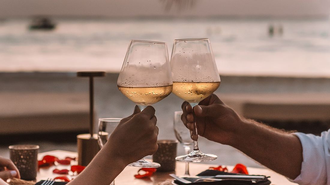 Brindis frente al mar