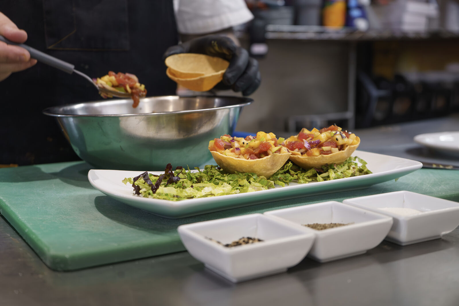 Cocina viva: emplatado de tostadas en Green Demon