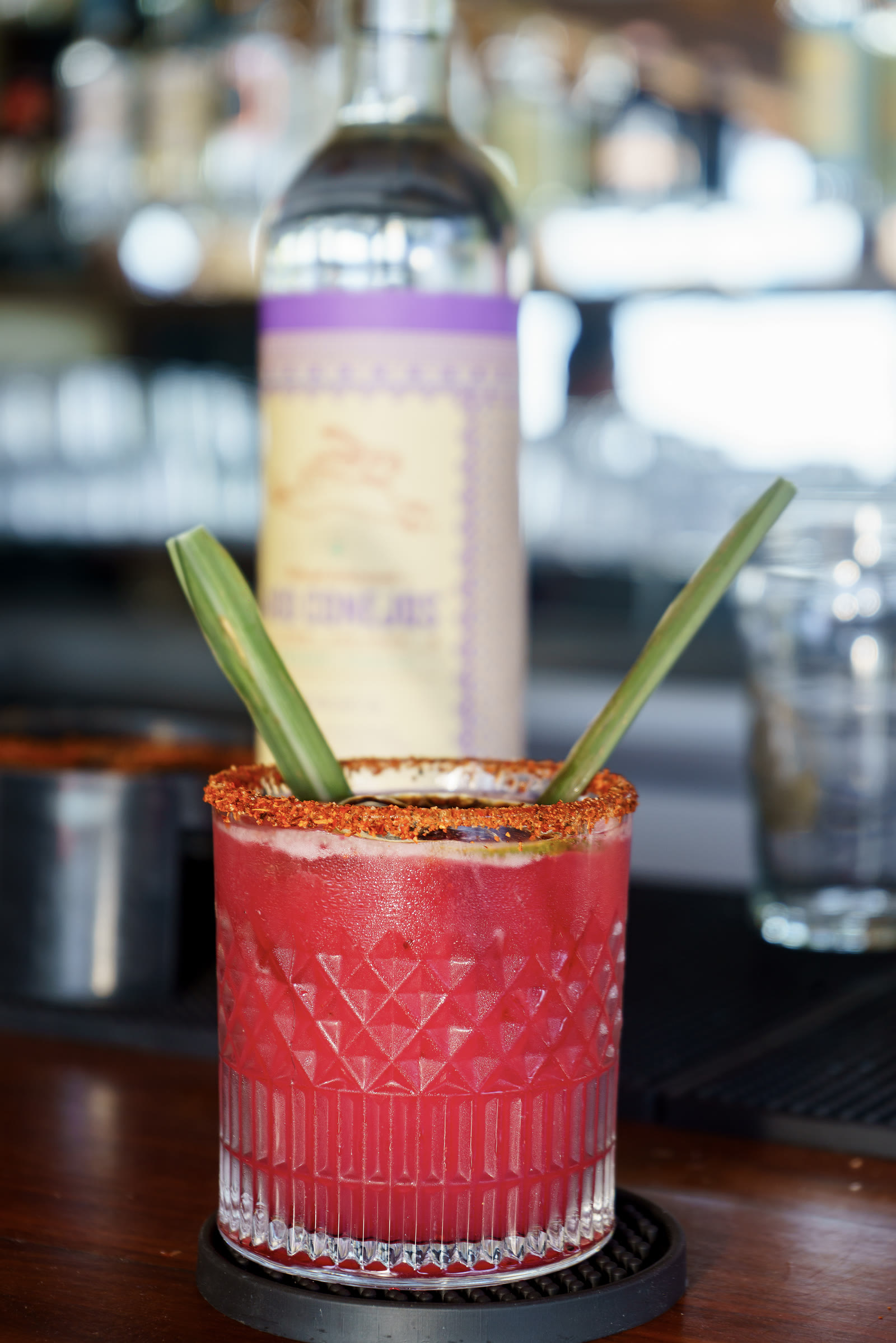 Coctelería de la casa en la barra