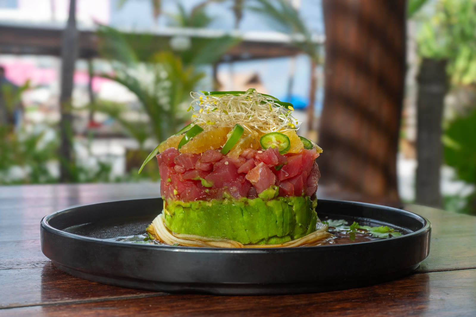 Tostada de atún sobre aguacate en Gurú