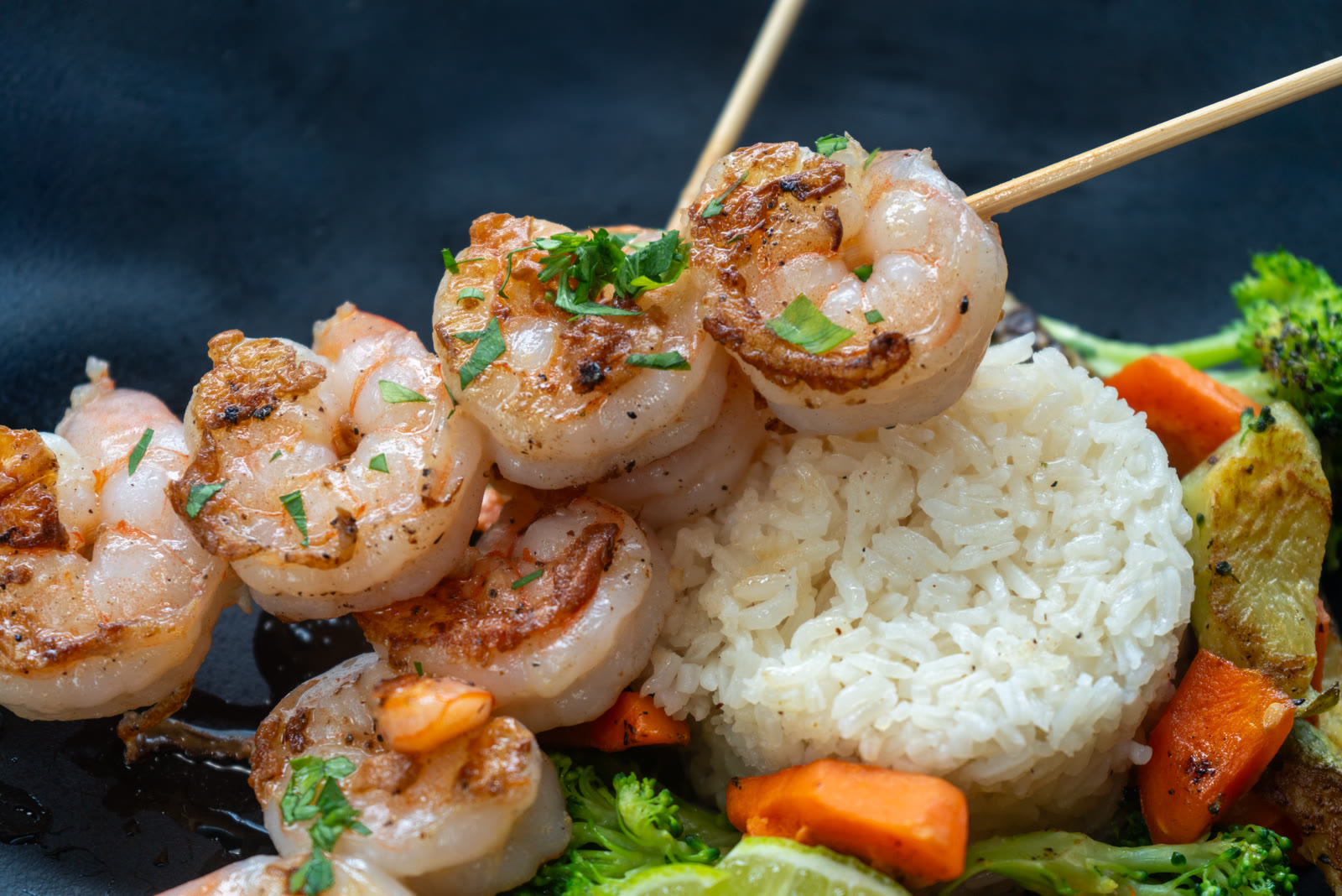 Camarones a la parrilla con arroz y verduras