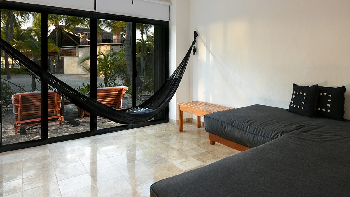 Junior suite: cama king y luz de la mañana