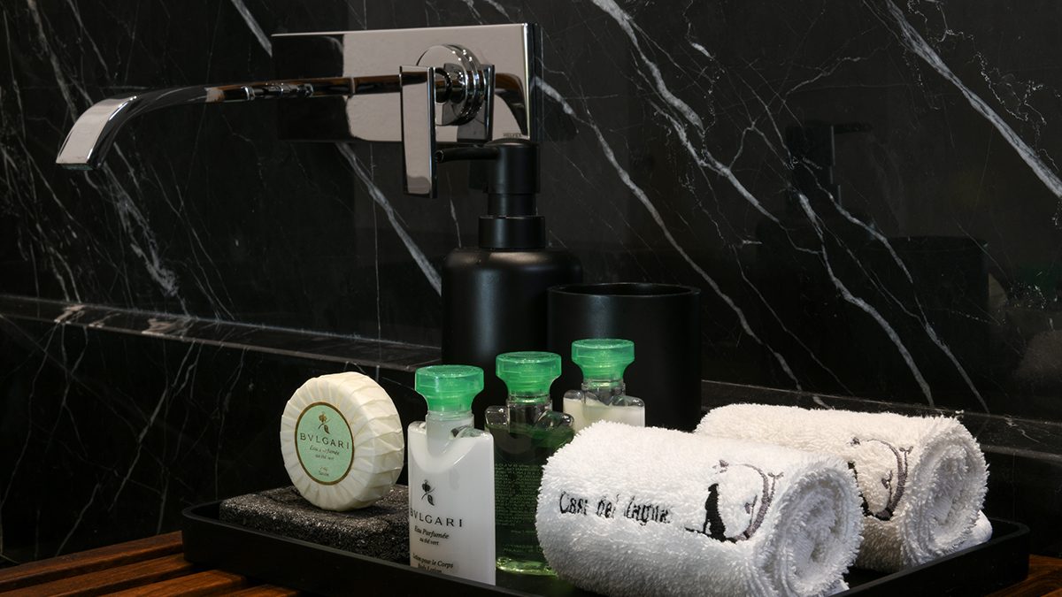 Detalle de madera nativa en la master suite
