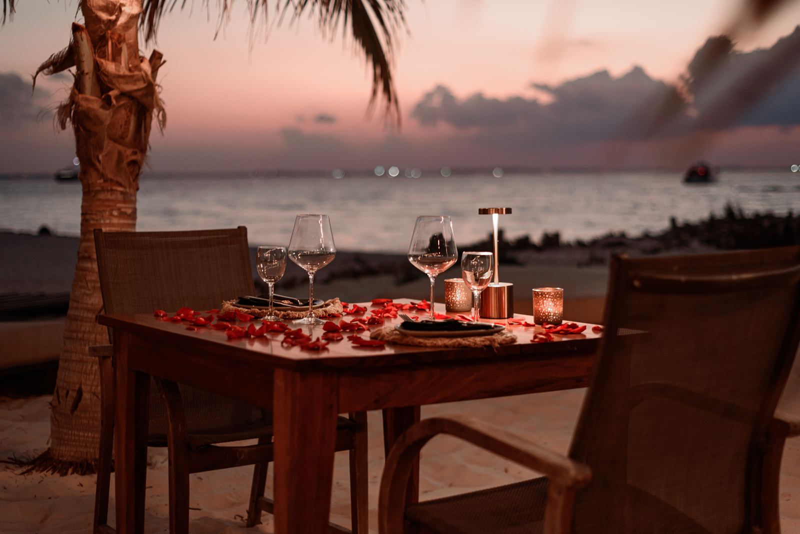 Mesa de Oceanvs al atardecer, frente al mar
